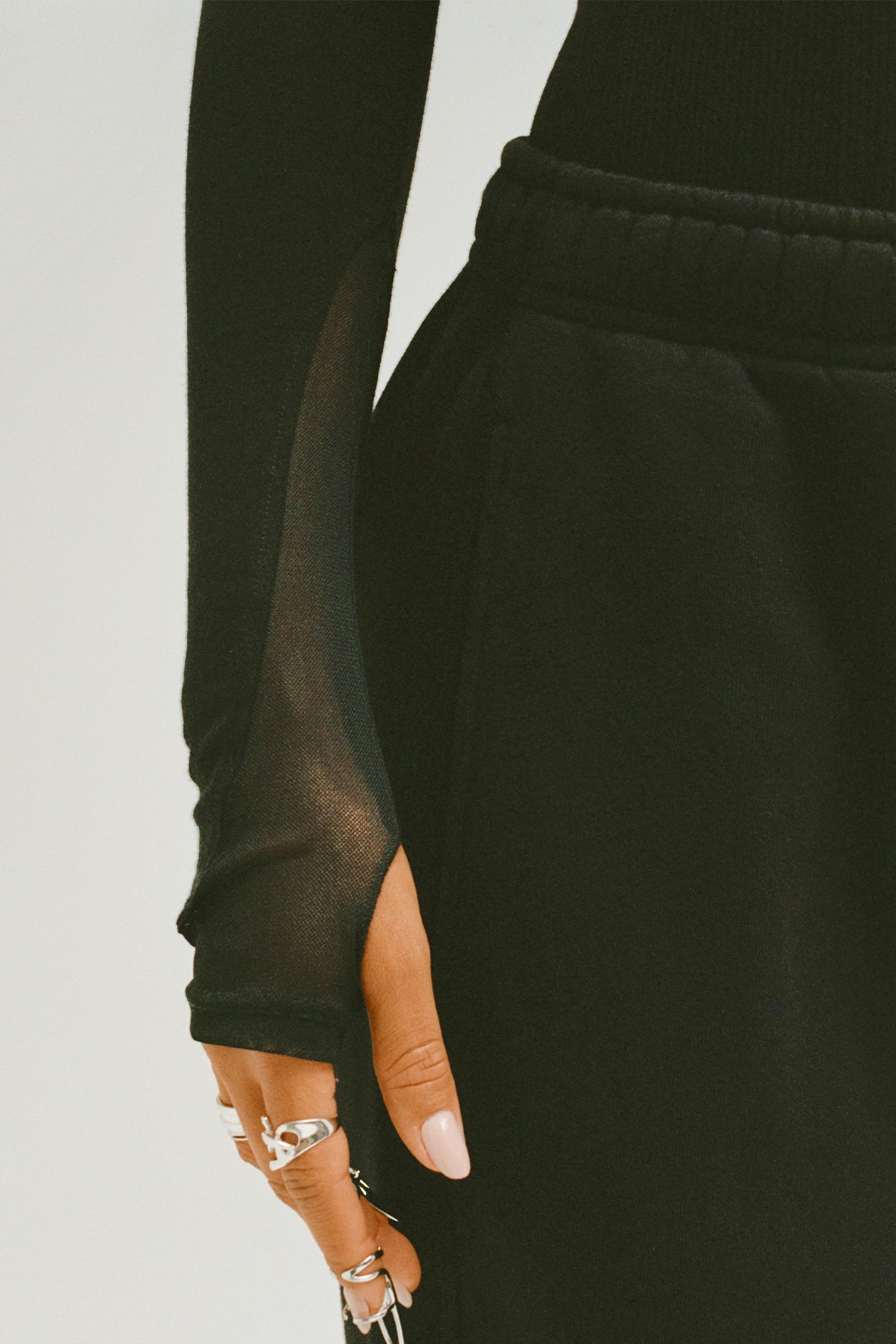 Close up detail view of the mesh sleeves with thumbholes of the fitted black flexrib Scoop Corset Long Sleeve
