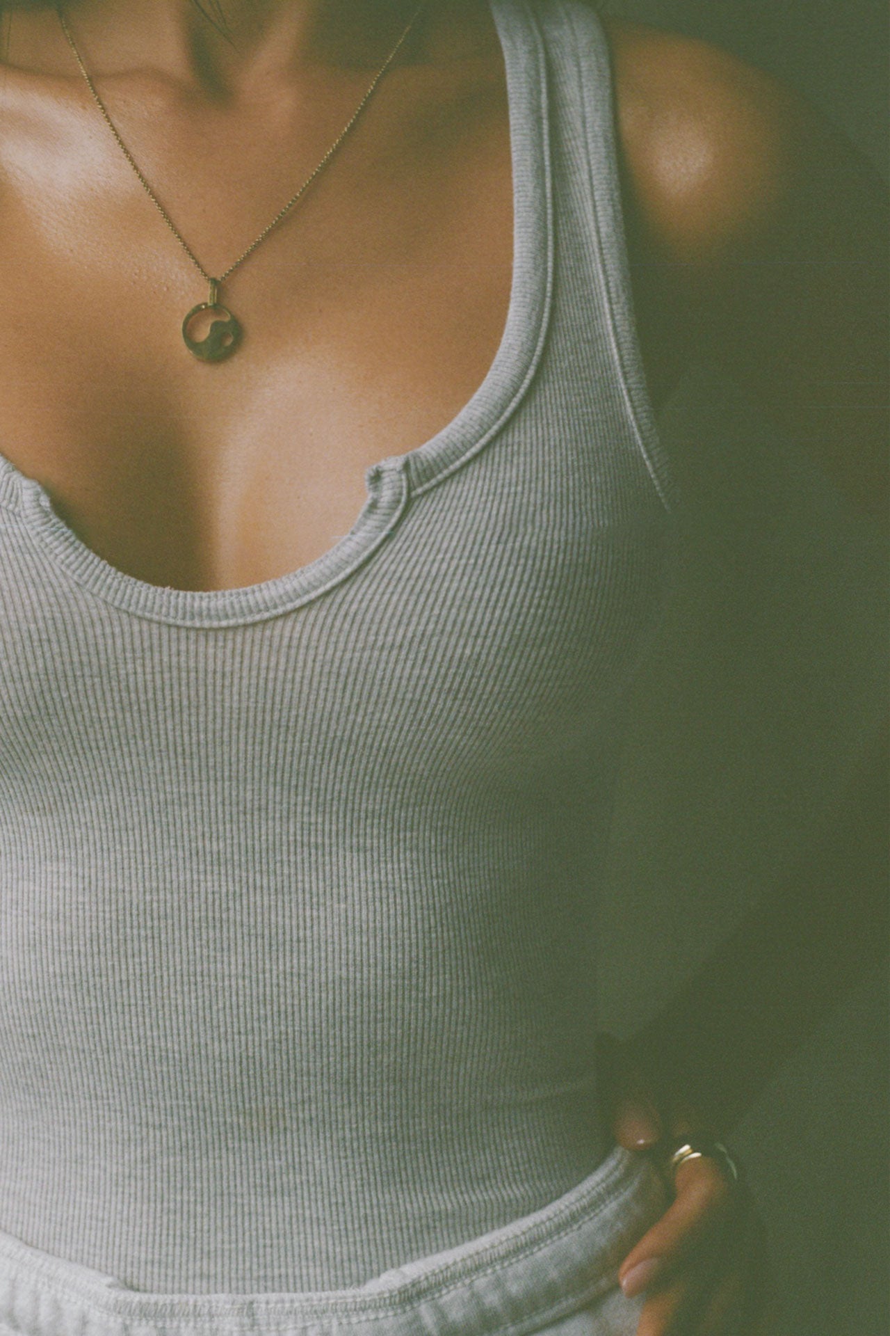 Joah Brown グレー Vネック タンクトップ Joah Brown V-Neck Racerback Tank - Sublime Telluride