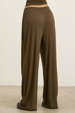 Essential Straight Leg Pant